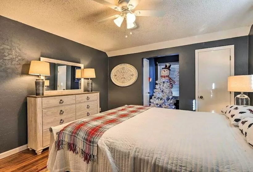 Junction City Home: Large Yard & Deck!