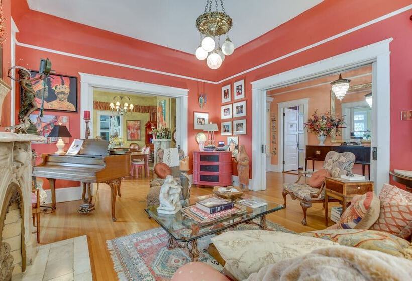 Private Pool & Backyard: Lavish New Orleans Haven!