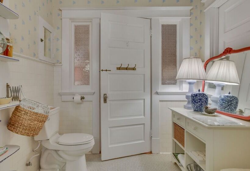 Private Pool & Backyard: Lavish New Orleans Haven!