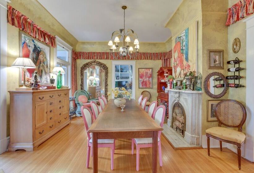 Private Pool & Backyard: Lavish New Orleans Haven!