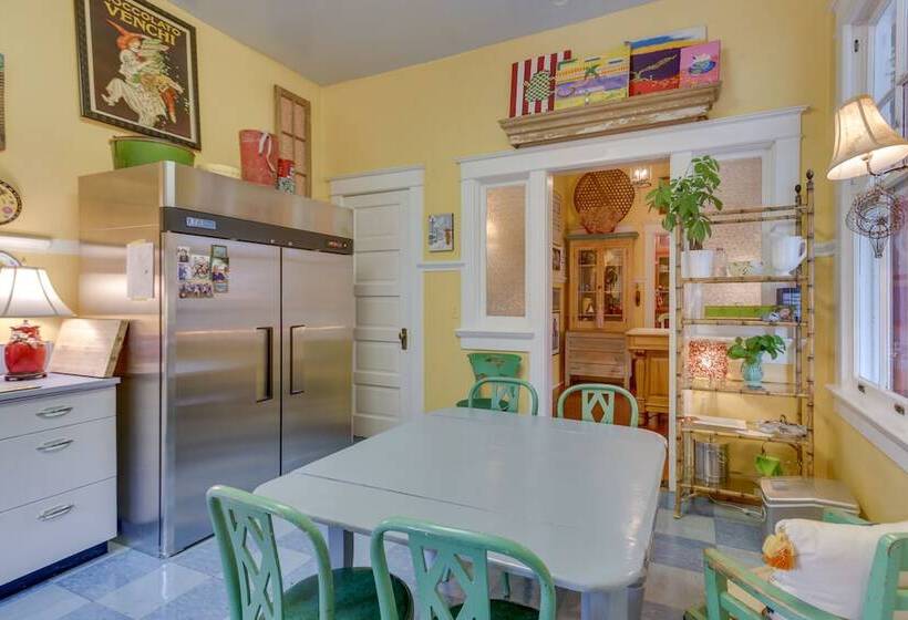 Private Pool & Backyard: Lavish New Orleans Haven!