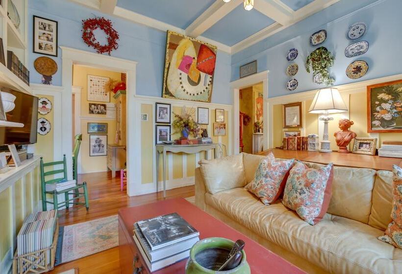 Private Pool & Backyard: Lavish New Orleans Haven!