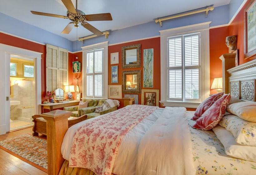 Private Pool & Backyard: Lavish New Orleans Haven!