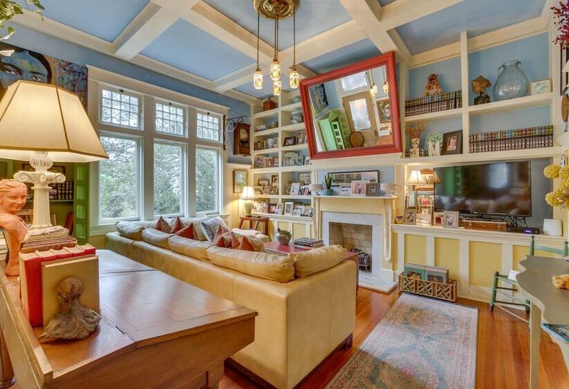 Private Pool & Backyard: Lavish New Orleans Haven!