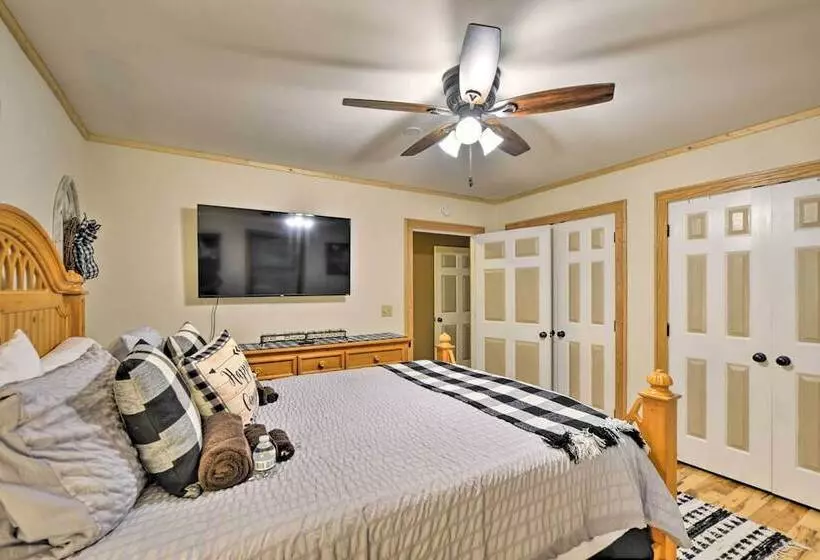 Peaceful & Secluded Home W/ Private Fire Pit!