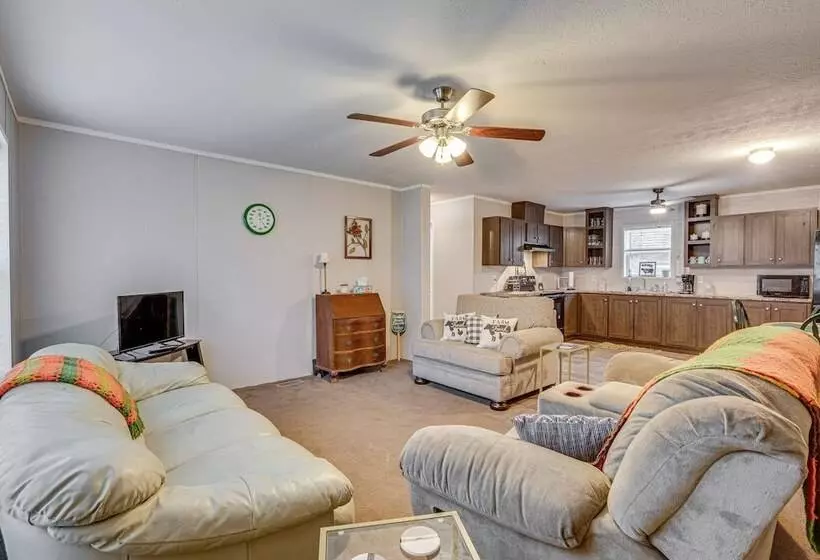 Pet Friendly Home ~ 10 Mi To Hocking Hills!