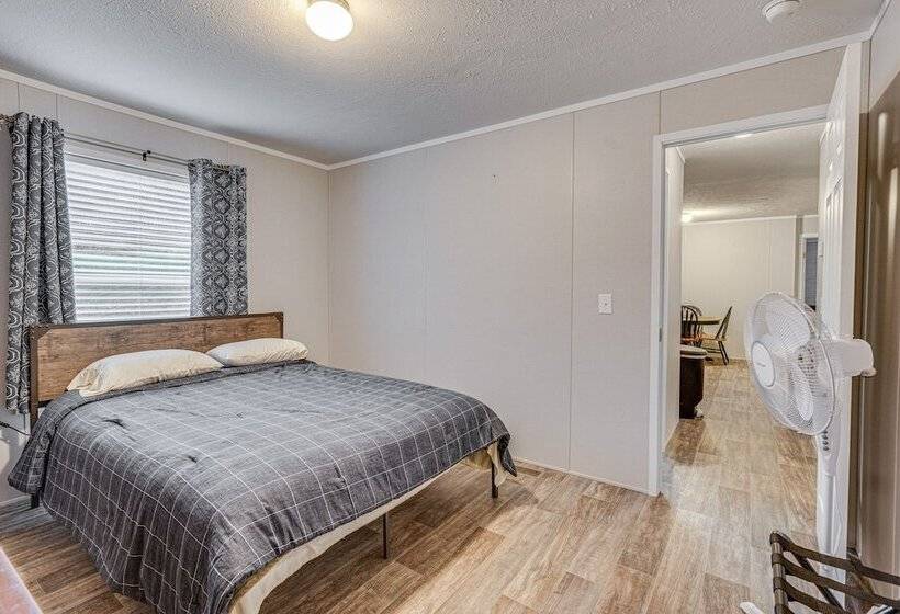 Pet Friendly Home ~ 10 Mi To Hocking Hills!