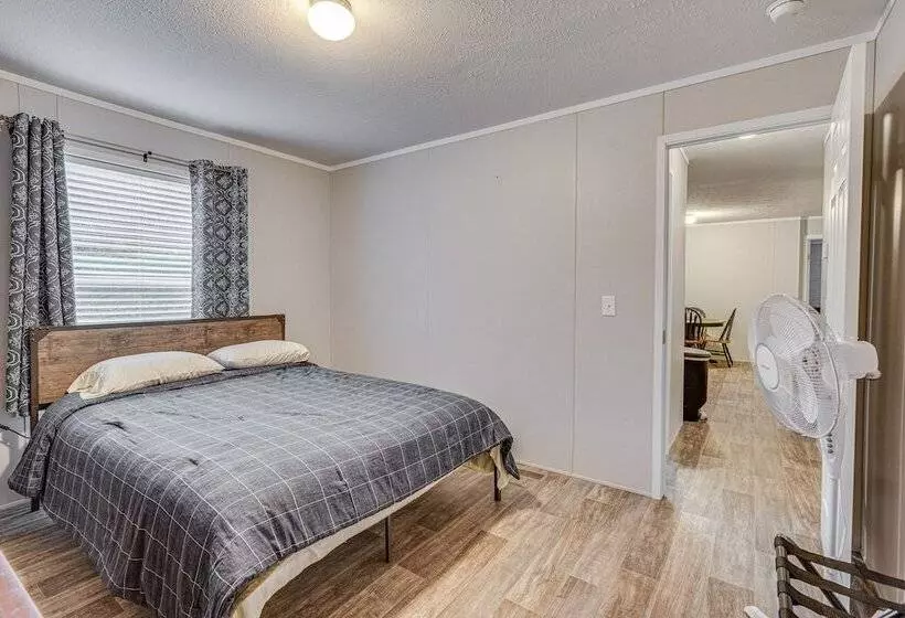 Pet Friendly Home ~ 10 Mi To Hocking Hills!