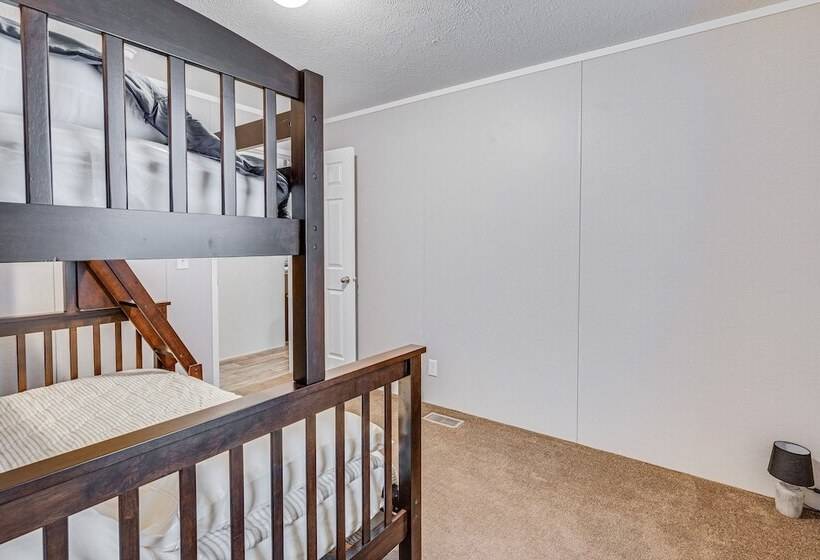 Pet Friendly Home ~ 10 Mi To Hocking Hills!