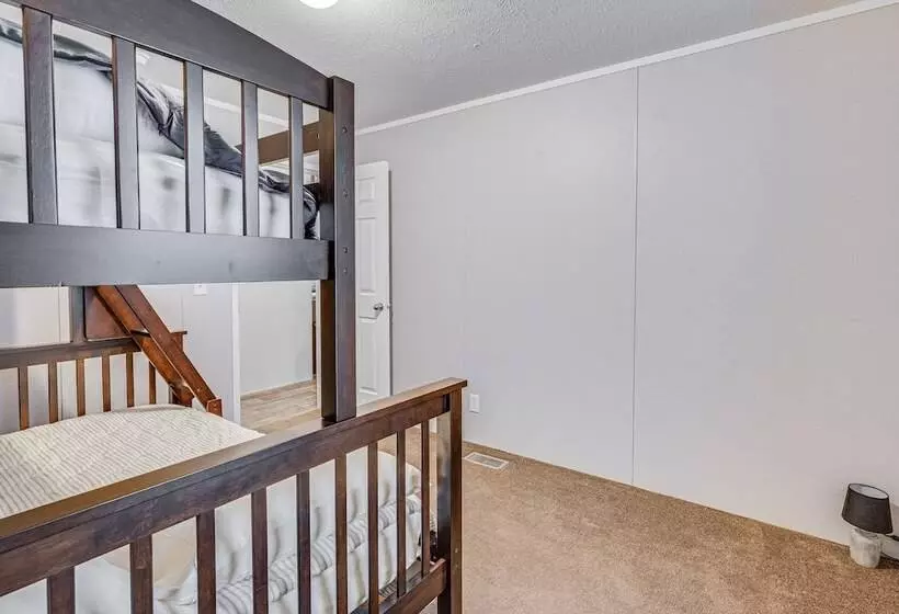 Pet Friendly Home ~ 10 Mi To Hocking Hills!