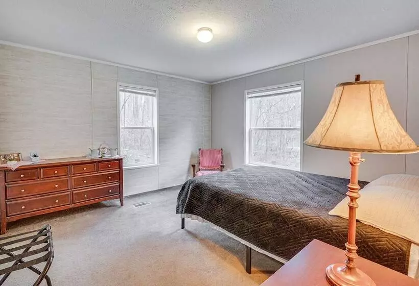 Pet Friendly Home ~ 10 Mi To Hocking Hills!