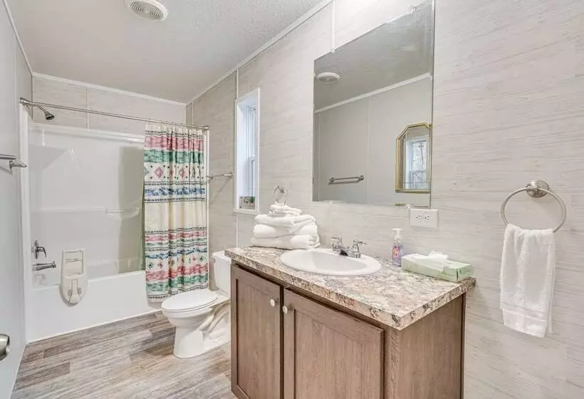 Pet Friendly Home ~ 10 Mi To Hocking Hills!