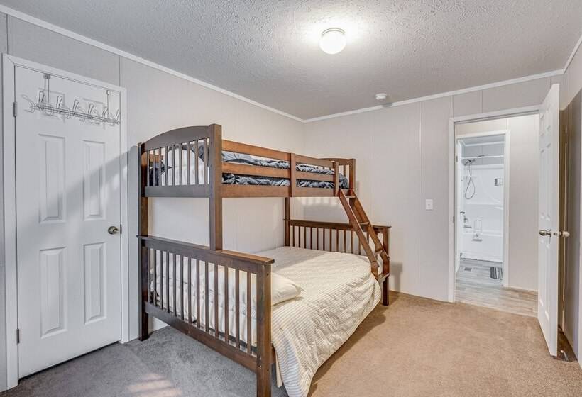 Pet Friendly Home ~ 10 Mi To Hocking Hills!