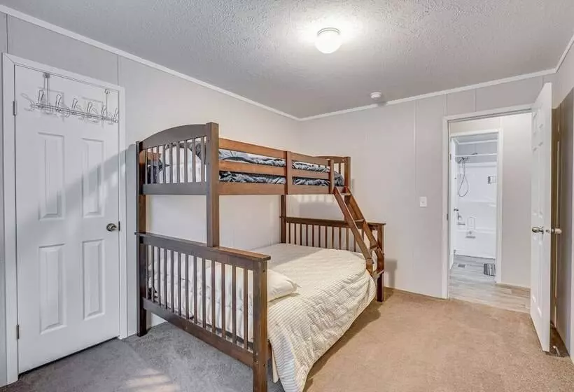 Pet Friendly Home ~ 10 Mi To Hocking Hills!