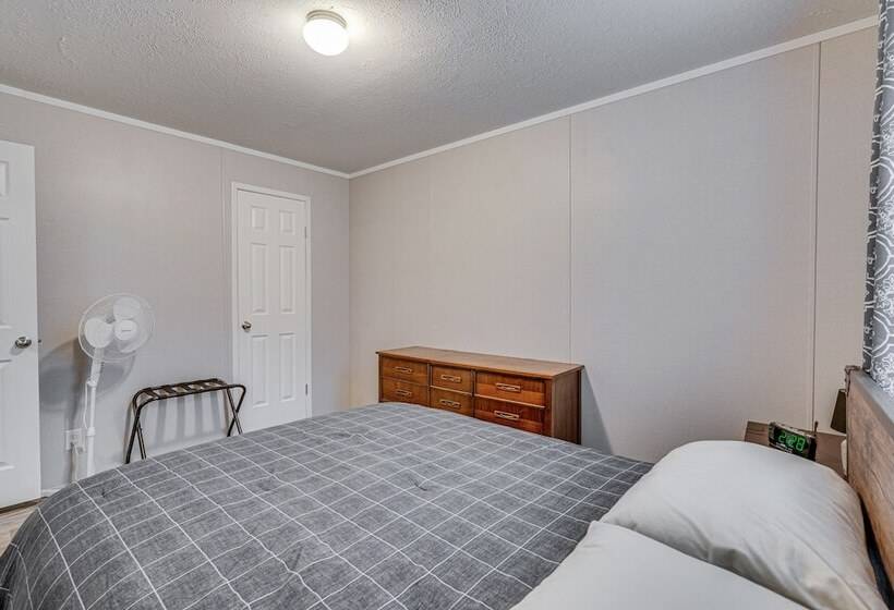 Pet Friendly Home ~ 10 Mi To Hocking Hills!