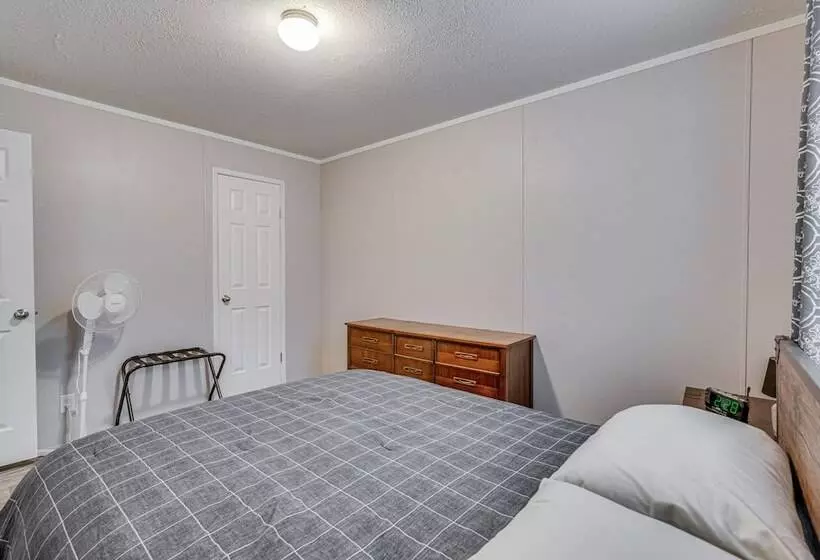 Pet Friendly Home ~ 10 Mi To Hocking Hills!