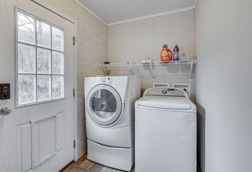 Pet Friendly Home ~ 10 Mi To Hocking Hills!