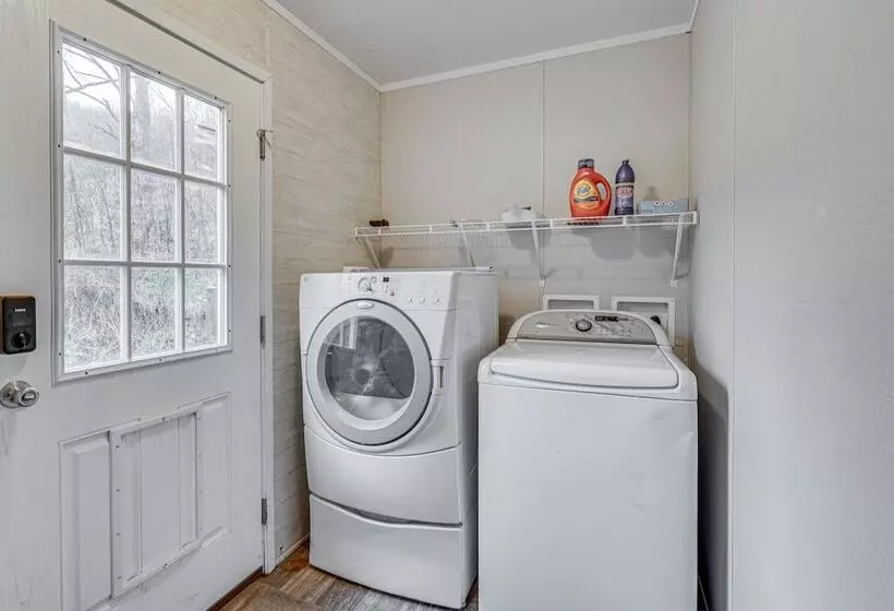 Pet Friendly Home ~ 10 Mi To Hocking Hills!