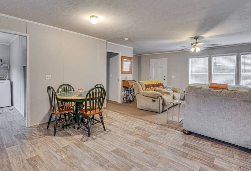 Pet Friendly Home ~ 10 Mi To Hocking Hills!