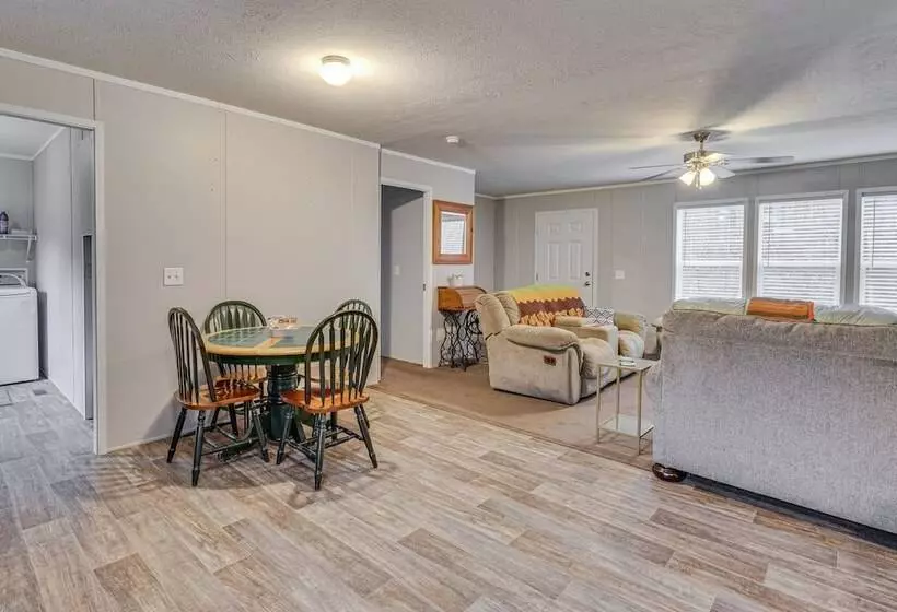 Pet Friendly Home ~ 10 Mi To Hocking Hills!