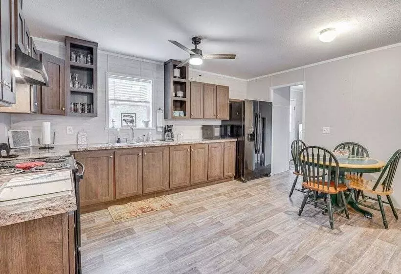 Pet Friendly Home ~ 10 Mi To Hocking Hills!