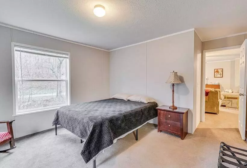 Pet Friendly Home ~ 10 Mi To Hocking Hills!