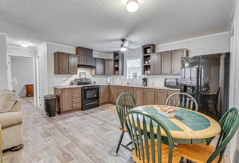 Pet Friendly Home ~ 10 Mi To Hocking Hills!