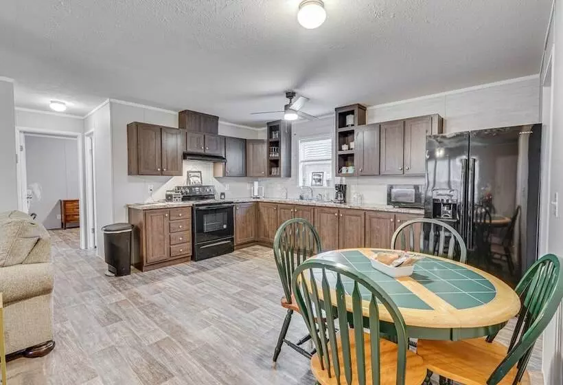 Pet Friendly Home ~ 10 Mi To Hocking Hills!