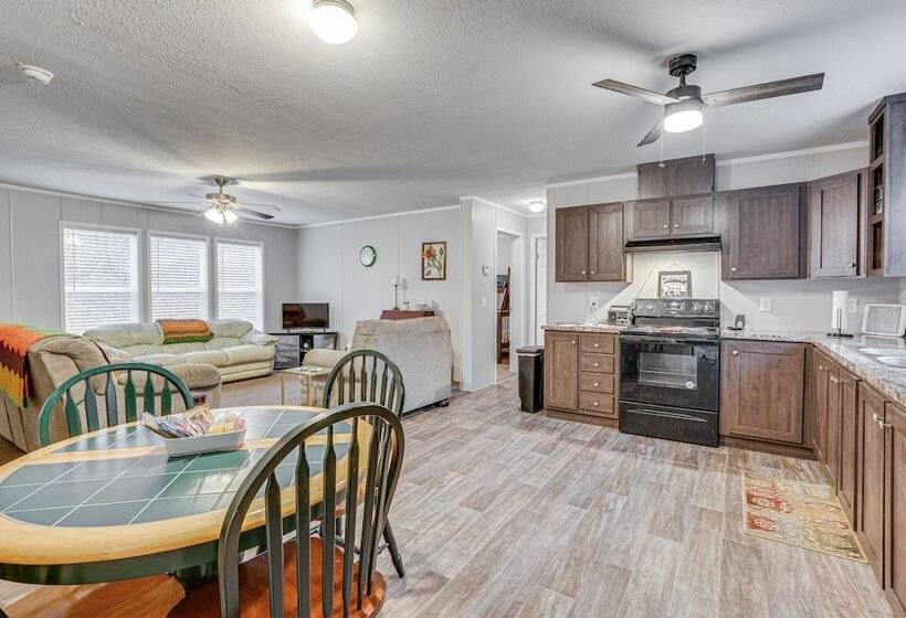 Pet Friendly Home ~ 10 Mi To Hocking Hills!