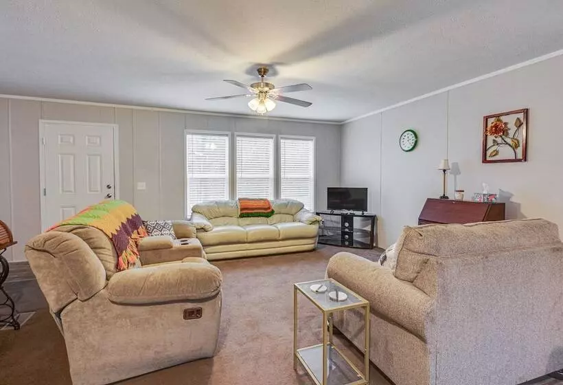 Pet Friendly Home ~ 10 Mi To Hocking Hills!