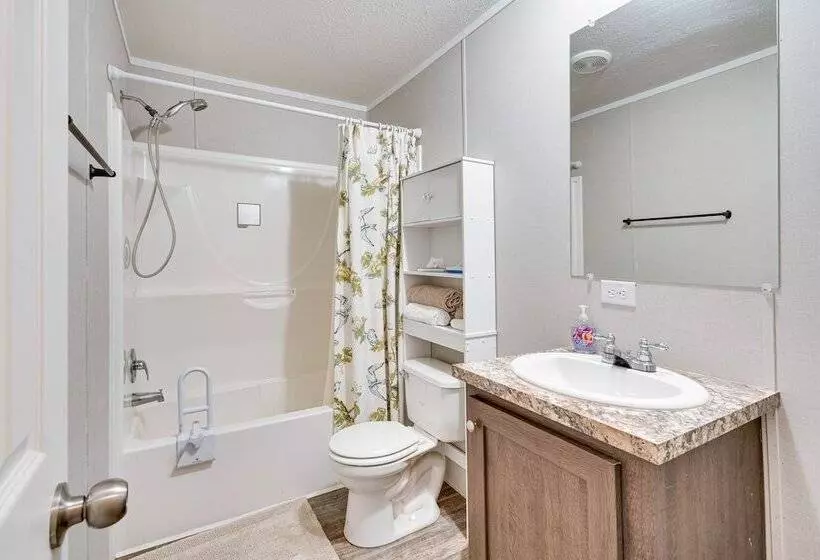 Pet Friendly Home ~ 10 Mi To Hocking Hills!