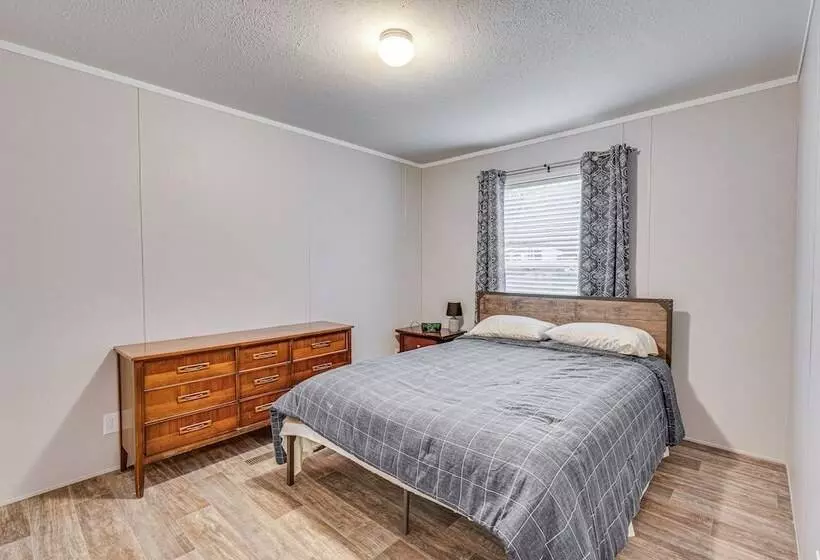 Pet Friendly Home ~ 10 Mi To Hocking Hills!