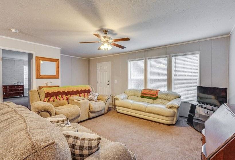 Pet Friendly Home ~ 10 Mi To Hocking Hills!