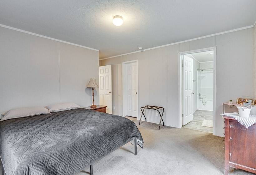 Pet Friendly Home ~ 10 Mi To Hocking Hills!