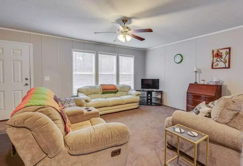 Pet Friendly Home ~ 10 Mi To Hocking Hills!