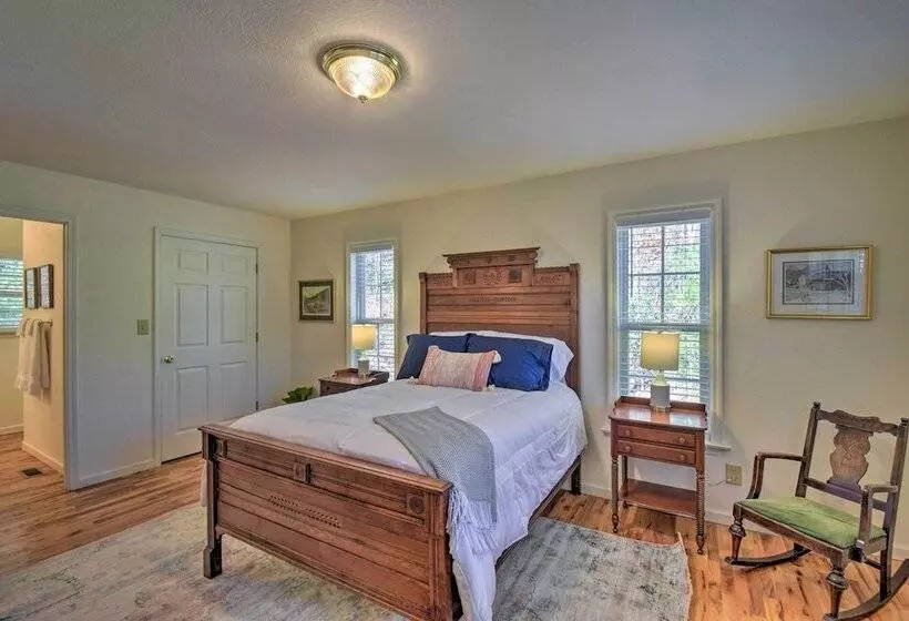 Pet Friendly Mountain Cabin W/ Ramp Access!