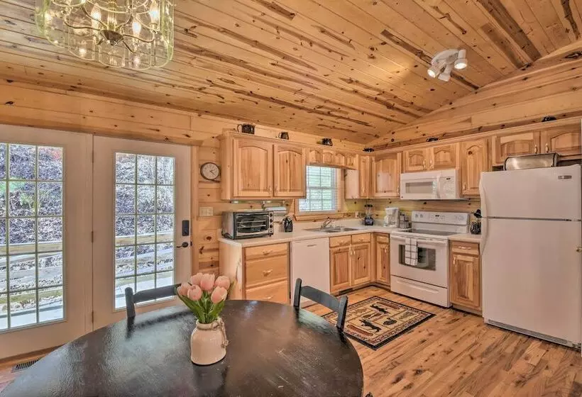 Pet Friendly Mountain Cabin W/ Ramp Access!
