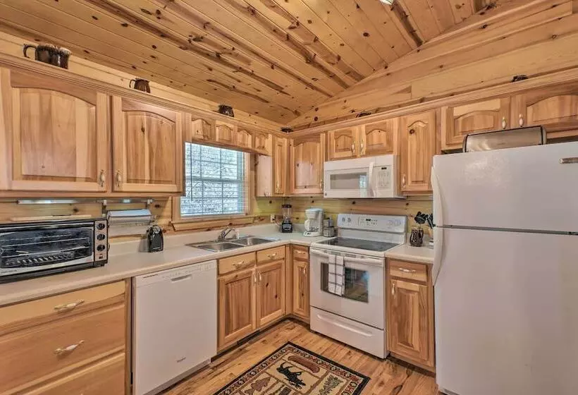 Pet Friendly Mountain Cabin W/ Ramp Access!