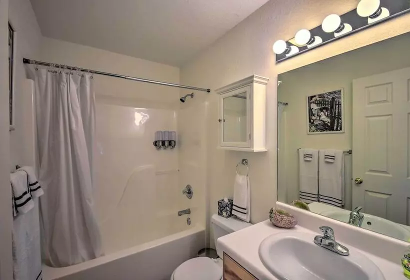 Pet Friendly Mountain Cabin W/ Ramp Access!