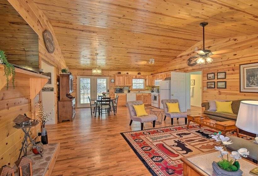 Pet Friendly Mountain Cabin W/ Ramp Access!