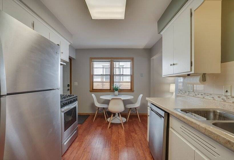 Quaint Duplex Home ~ 4 Mi To Downtown Minneapolis
