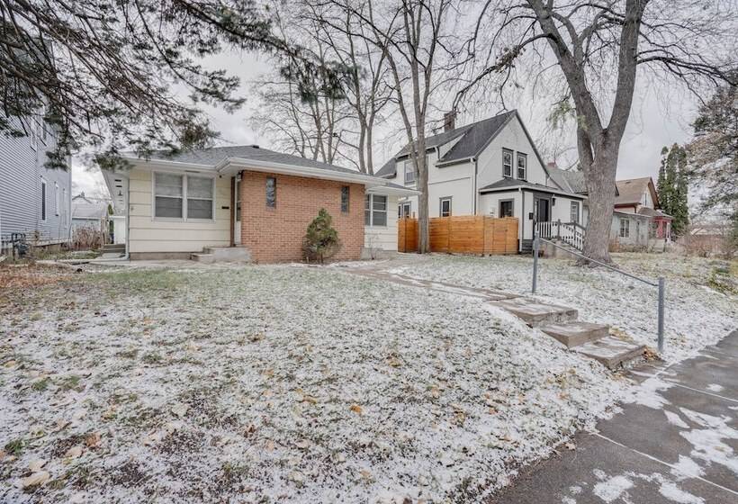 Quaint Duplex Home ~ 4 Mi To Downtown Minneapolis