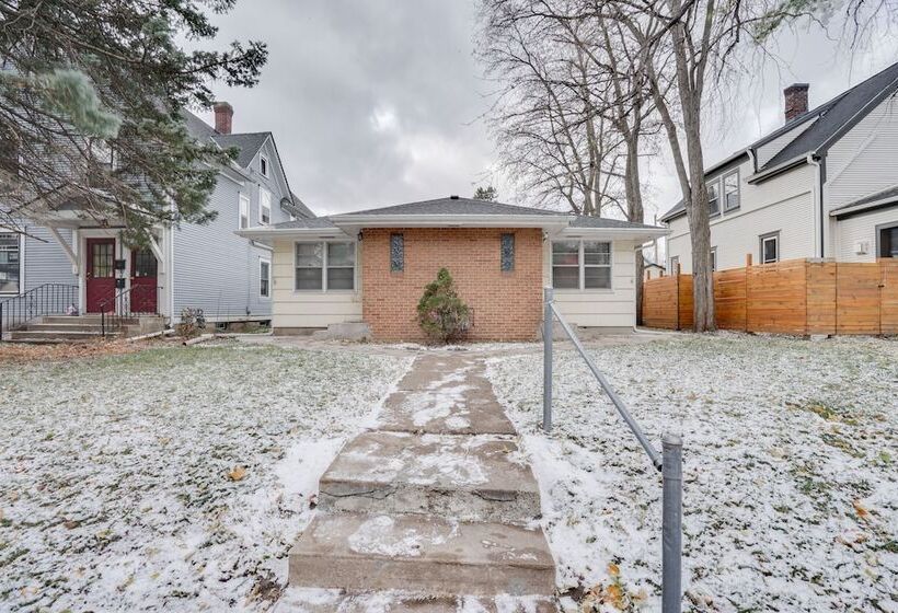 Quaint Duplex Home ~ 4 Mi To Downtown Minneapolis