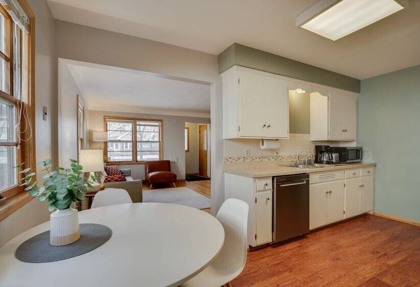 Quaint Duplex Home ~ 4 Mi To Downtown Minneapolis