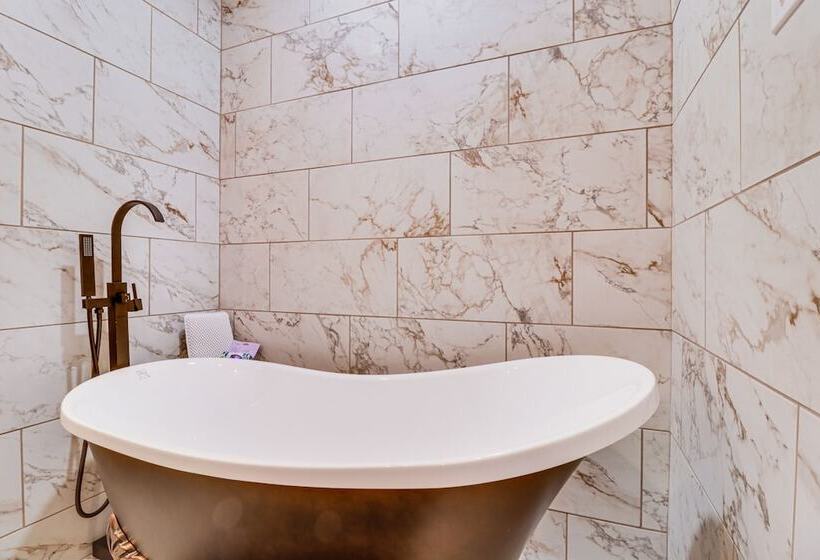 Quaint Edinburg Home Near Seven Bends State Park!