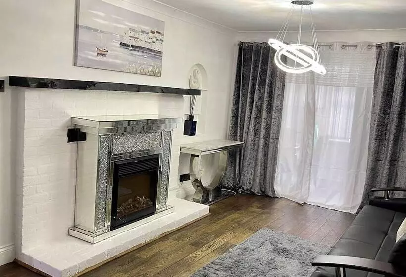 Residenssi Beautiful 4 Bed House In Billericay