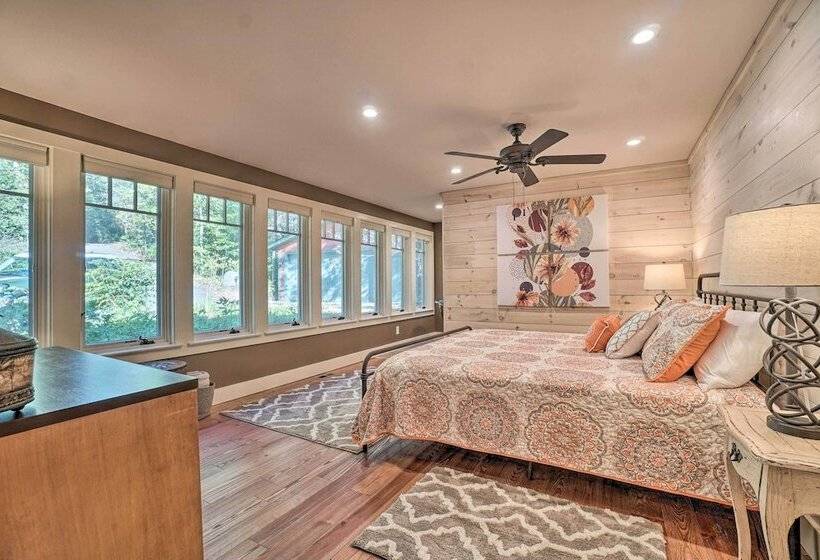 Riverfront Tallulah Falls Cabin W/ Hot Tub!