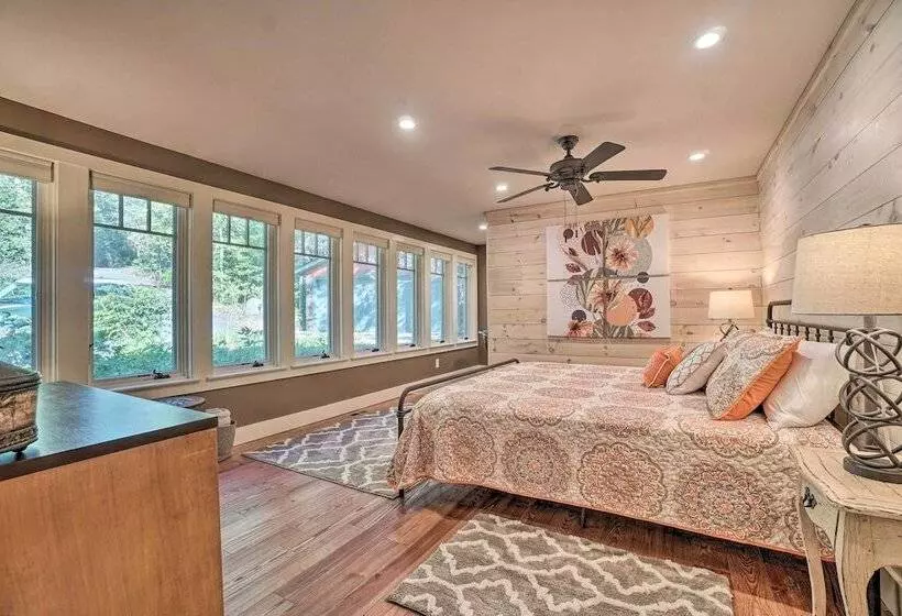 Riverfront Tallulah Falls Cabin W/ Hot Tub!