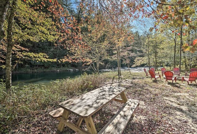 Riverfront Tallulah Falls Cabin W/ Hot Tub!