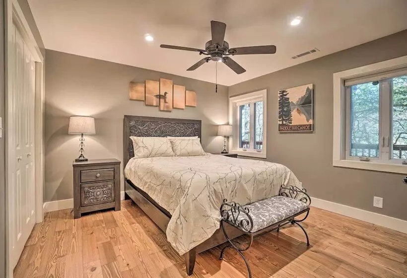 Riverfront Tallulah Falls Cabin W/ Hot Tub!